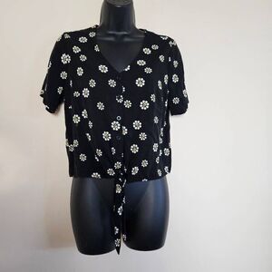 Hot Topic Daisy Skull Front Knot Top